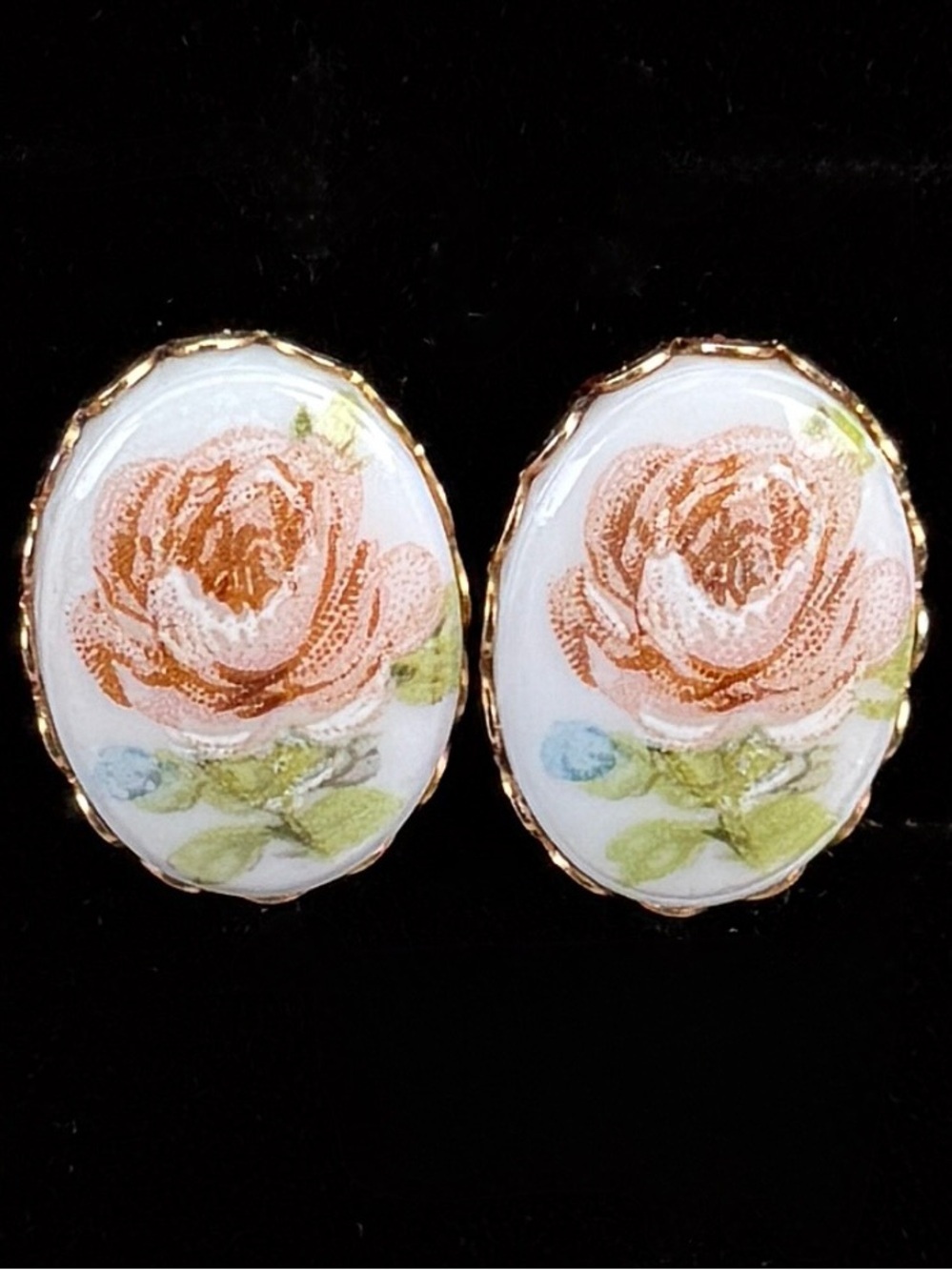 Gorgeous, vintage, goldtone, flower enamel clip on earrings